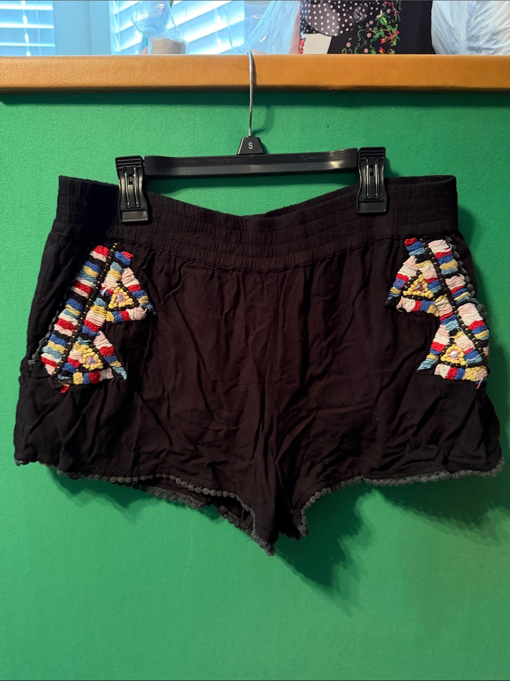 GLAMOROUS Women's Black Embroidered Pocket Shorts